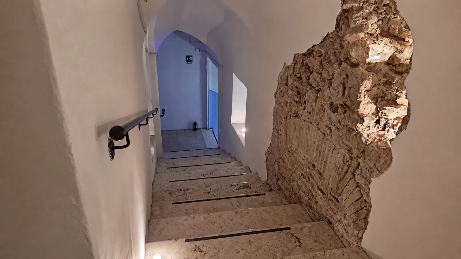 Antica scala in pietra del convento con muratura originale a vista