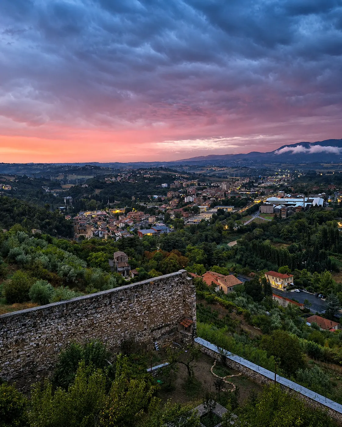 Cielo rosa al tramonto sulla valle visto dalla terrazza panoramica